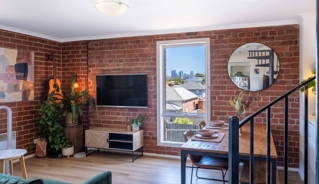 Heritage Loft in Brunswick- city views, free secure parking + workspace
