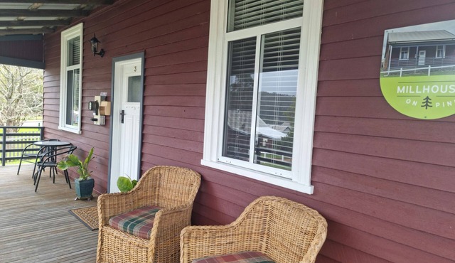 Heritage Timber Cottage - close to shops & amenities