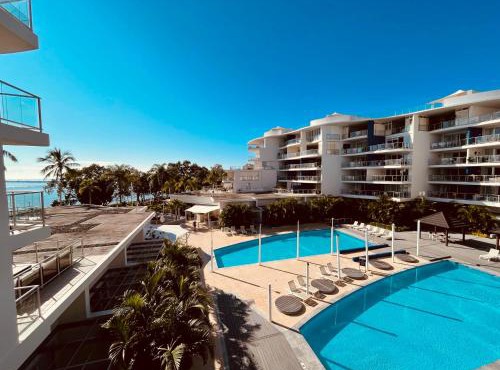 Hervey Bay 50 meters from the beach, 2BR 2BA Apartment in Resort on the Esplanade with 2 Pools, Spa, Gym, and Parking
