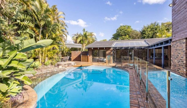 Hidden Bali style 5BR house in Robertson