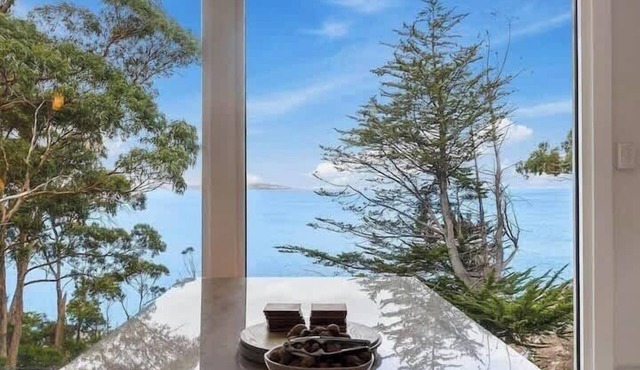 Hidden Bay Retreat 15 Min to Hobart, 5 Bed 3 Bath