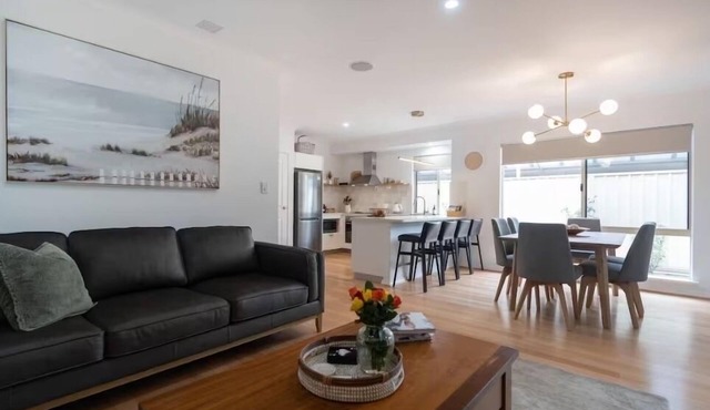 Hidden Gem, Boutique Retreat in East Victoria Park (5 minute walk to cafe strip)
