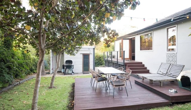 Higgins Hideaway Central Cottage with Garden Oasis