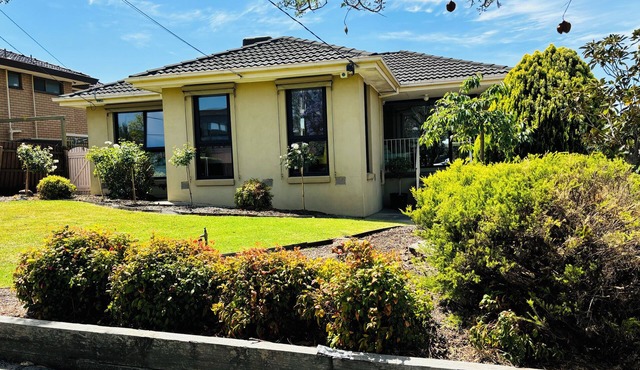 Hillside Haven - 10 mins from the airport in Strathmore Heights