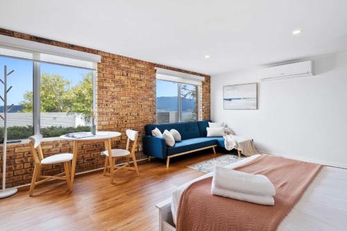 Hillside Retreat -Studio with Views