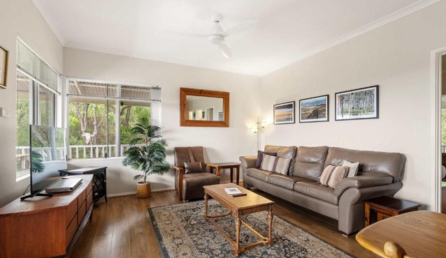 Hillview - Spacious Bushland Haven with Resort Access