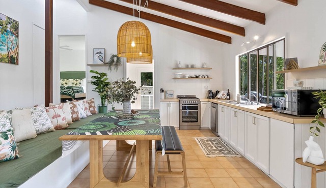 Hinterland 3-Bed Retreat with Outdoor Dining & BBQ