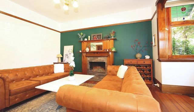 Historic English Manor in New Town | Euro-Inspired | Free Parking | Near Hobart”