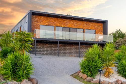 Hobart Luxury Group Retreat with Spa & Fire Pit, Sleeps 12