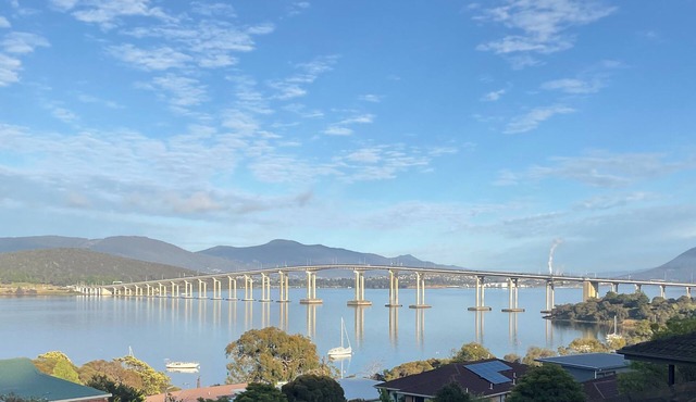 Hobart views, privacy, 6 minute drive to CBD