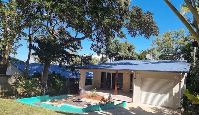 Holiday house walking distance to the beach, private pool and parking
