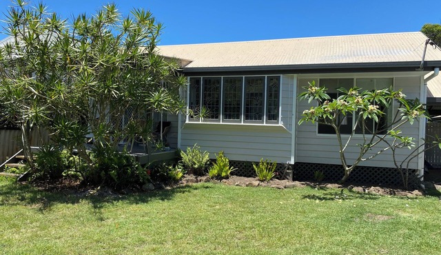 Home 100 steps from the beach through the reserve, Suffolk Park. Pet friendly!