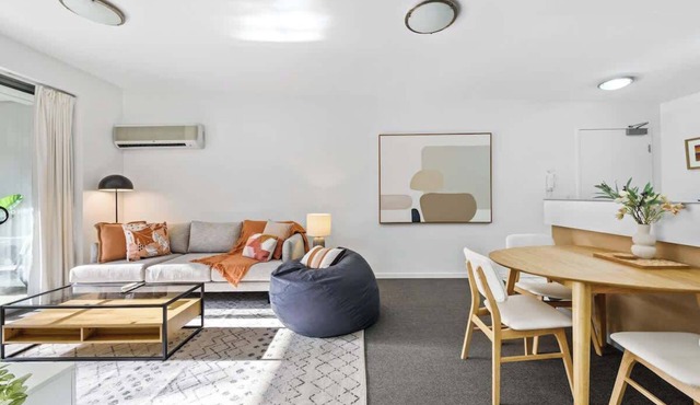 Home away from Home! 2Bed/1Bath/Car/Pool~2kms CBD