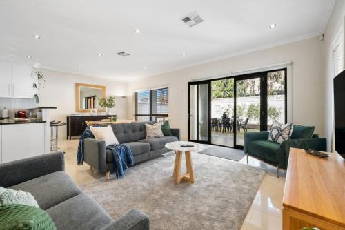 Home Away Henley - Modern Beachside Hideaway