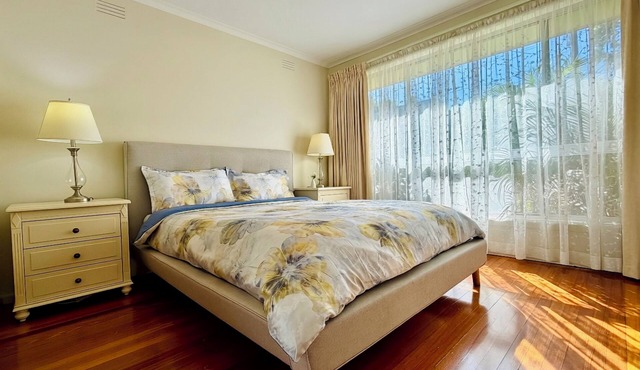 Home in Doncaster with Gardens, Near Shops & Transport