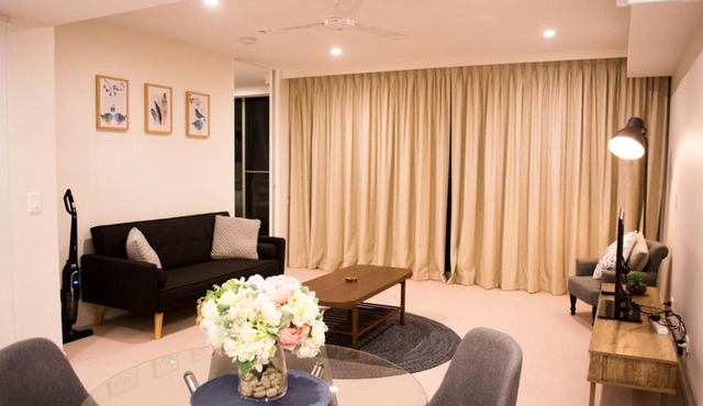 Homely Modern Apt between the Lake and City - Hosted by CanStay