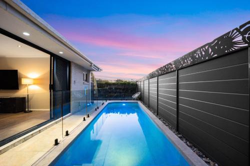 Homestead Spacious home for 12 with pool