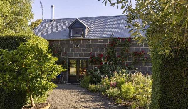 HONEYSUCKLE BARN - A LUXE BARN IN A PRIVATE GARDEN