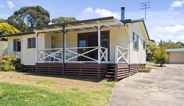 Hop Skip Cottage - Hop Skip Cottage - A 60's cottage with tasteful touches of retro decor & modern furnishings