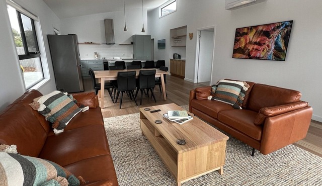 HORIZON at BINALONG BAY Have fun with the whole family at this new beach house.