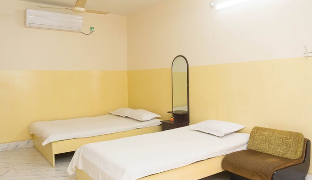 Hotel Al Sarwar - Deluxe Triple Room in Dhaka