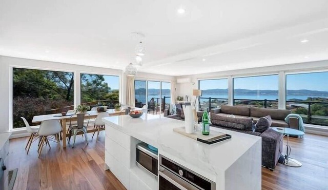 House on the Hill with a View – Sleeps 12, 3 Bath.