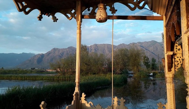 Houseboat Stay
