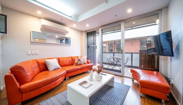 Huttside - Comfortable CBD Stay near Parklands