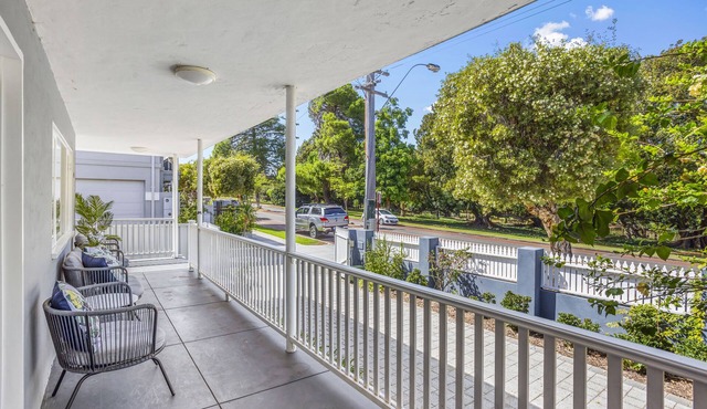 Hyde Park Vista: Spacious 3BR Home