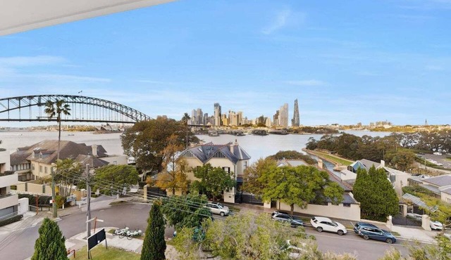 Iconic Harbour Bridge & Opera House Views