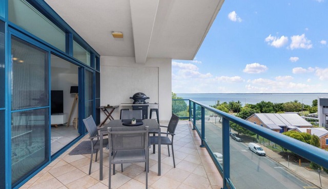 Ideal CBD Location, Harbour Views, Pool/Gym + BBQ