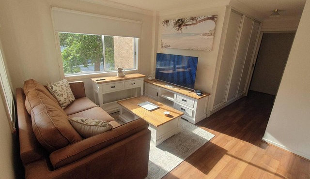 Ideal location- Pool & Tennis Court, Fine Dining, Shops, Bannisters Pavillion