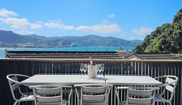 Ideal location for groups, family, friends or work in Wellington CBD