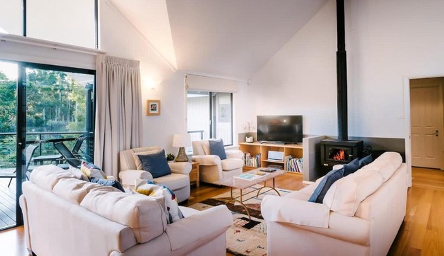 Idyll Estate - Bushland Gem with Spa & Tennis Court