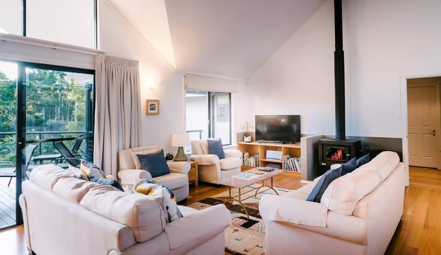 Idyll Estate Bushland Gem with Spa and Tennis Court