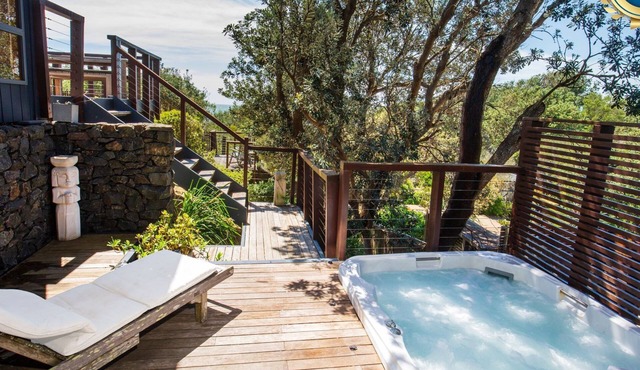 Illaroo - Absolute Beachfront with Spa