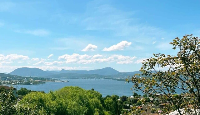 Incredible water view Holiday Home at Sandy Bay