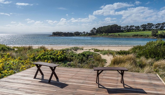 Ingleby Sands - A house atop the sand dunes - Absolute beachfront.