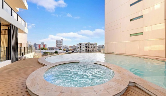 Inner Bloom Tropical Chic in the CBD with Pool in Darwin