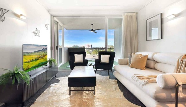 Inner Brisbane Retreat - Views, Parking, Gym, Pool