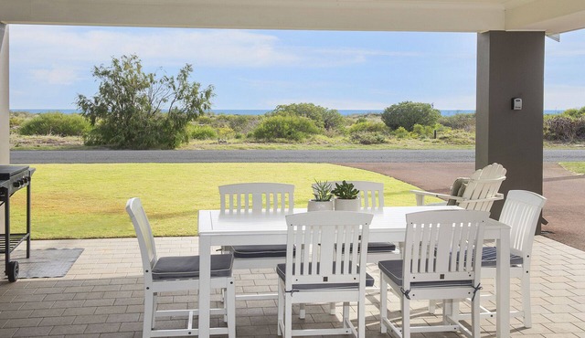 INTO THE BLUE - Beachfront Busselton Holiday Home
