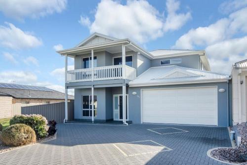 Isla Bonita - Pet Friendly - Not Fully Fenced - No Linen Included
