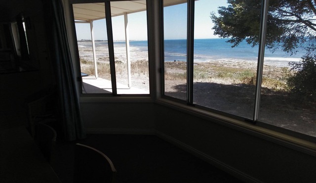 Istana ~ Beachfront with great sea views! Off Peak Special!