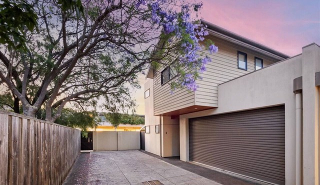 Jacaranda Lane | Sleek & Modern | Central