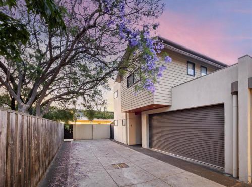 Jacaranda Lane - Sleek & Modern - Central