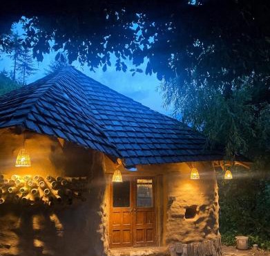 Janki's Commune - An Earthen Stay Amidst Old Manali