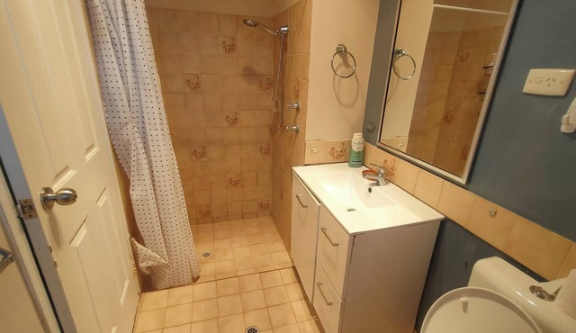 Joondalup Villa with five bedrooms and two bathrooms, can accommodate 10 people