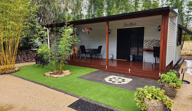 Jubri's Hideaway Luxury Cabin Java Black