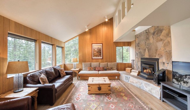 Juniper at Alpine - Private Hot tub, Pet Friendly & Amazing Views! in Alpine Meadows