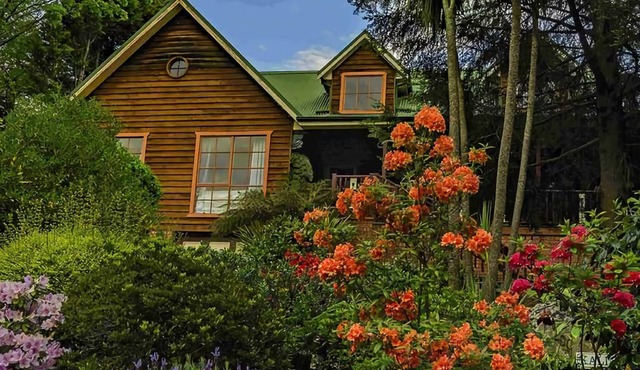 Kalimna Garden Room | Close to the village of Blackheath with FREE continental breakfast